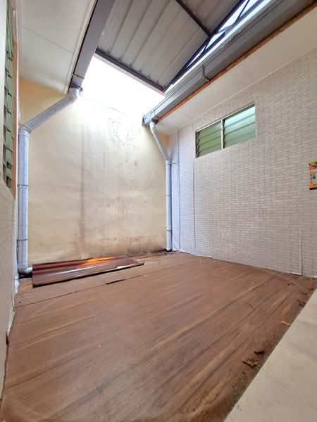 1-storey Terraced House for Sale in Bandar Putra Permai (Seri Kembangan) - Lily Siow - Courtyard   / 2nd family hall - PropertyGuru.com.my