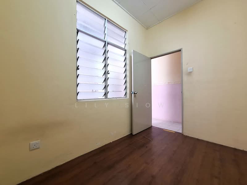1-storey Terraced House for Sale in Bandar Putra Permai (Seri Kembangan) - Lily Siow - Room - PropertyGuru.com.my