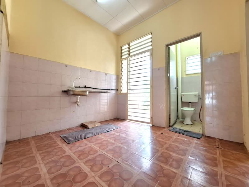 1-storey Terraced House for Sale in Bandar Putra Permai (Seri Kembangan) - Lily Siow - Kitchen - PropertyGuru.com.my