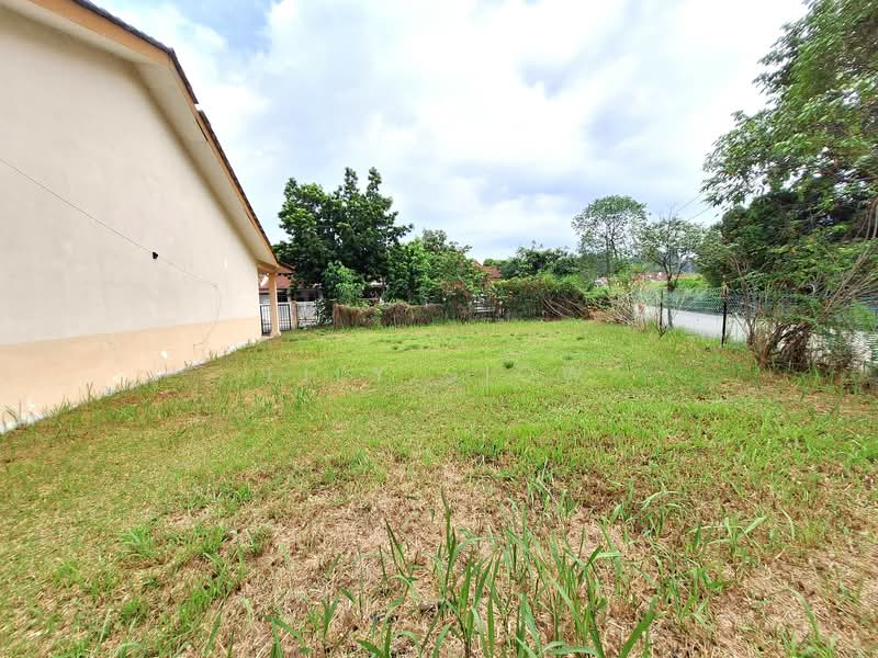 1-storey Terraced House for Sale in Bandar Putra Permai (Seri Kembangan) - Lily Siow - Corner Lot  - Taman Lestari Permai - PropertyGuru.com.my