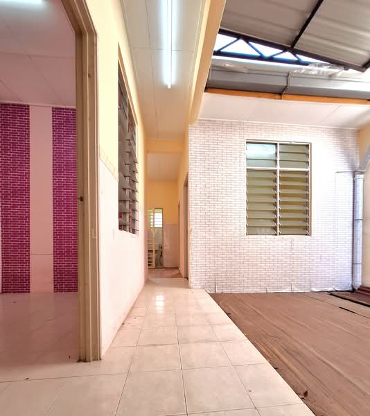 1-storey Terraced House for Sale in Bandar Putra Permai (Seri Kembangan) - Lily Siow - Corridor - PropertyGuru.com.my