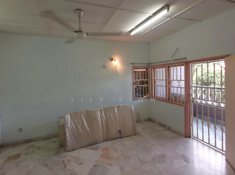 2-storey Terraced House for Sale in Taman Bukit Serdang (Seri Kembangan) - Lily Siow - Bedroom  - marble tile - PropertyGuru.com.my