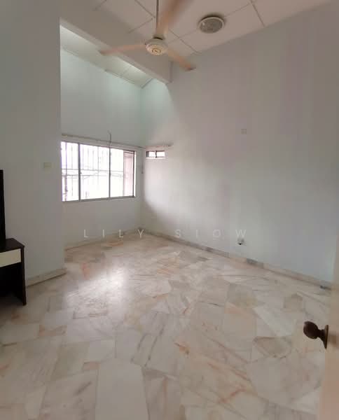 2-storey Terraced House for Sale in Taman Bukit Serdang (Seri Kembangan) - Lily Siow - Bedroom  - marble tile - PropertyGuru.com.my