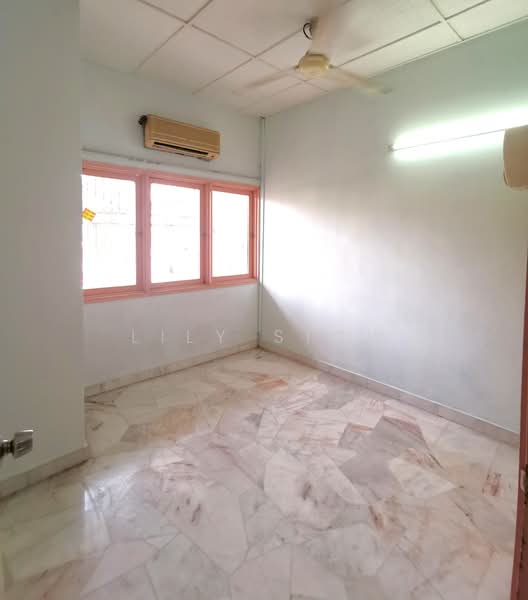 2-storey Terraced House for Sale in Taman Bukit Serdang (Seri Kembangan) - Lily Siow - Bedroom  - marble tile - PropertyGuru.com.my