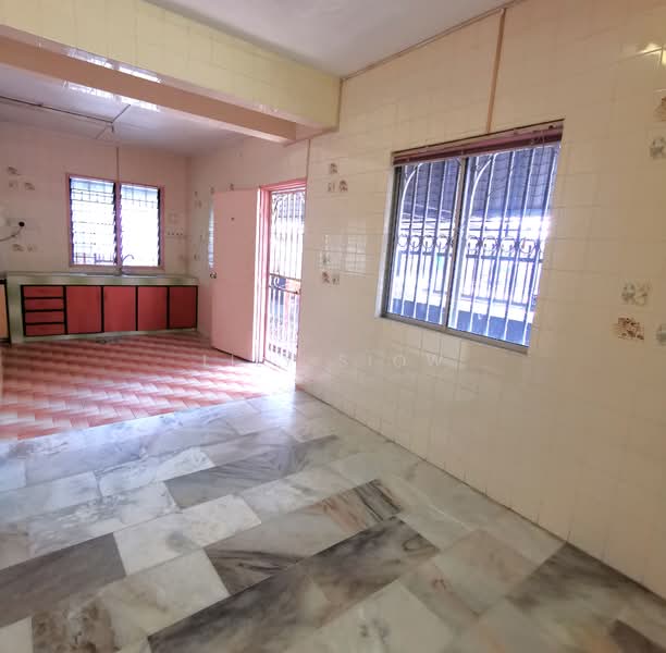 2-storey Terraced House for Sale in Taman Bukit Serdang (Seri Kembangan) - Lily Siow - Kitchen - PropertyGuru.com.my