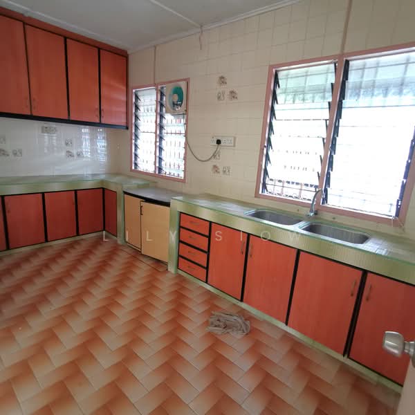 2-storey Terraced House for Sale in Taman Bukit Serdang (Seri Kembangan) - Lily Siow - Kitchen - PropertyGuru.com.my