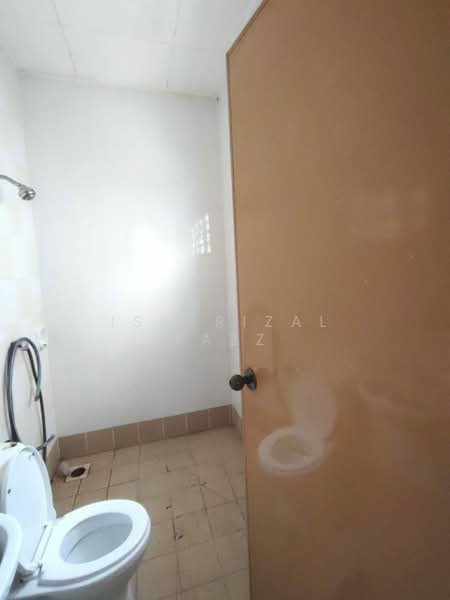1-storey Terraced House for Sale in Batu Arang (Selangor) - Isfarizal fazz - Bathroom - PropertyGuru.com.my