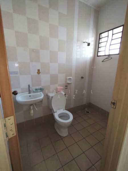 1-storey Terraced House for Sale in Batu Arang (Selangor) - Isfarizal fazz - Bathroom - PropertyGuru.com.my