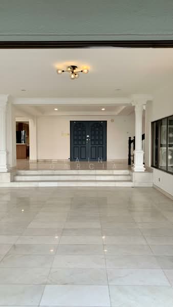 Kondominium untuk Disewa di Merak Kayangan Court - Elaine Garcia - Entrance - PropertyGuru.com.my