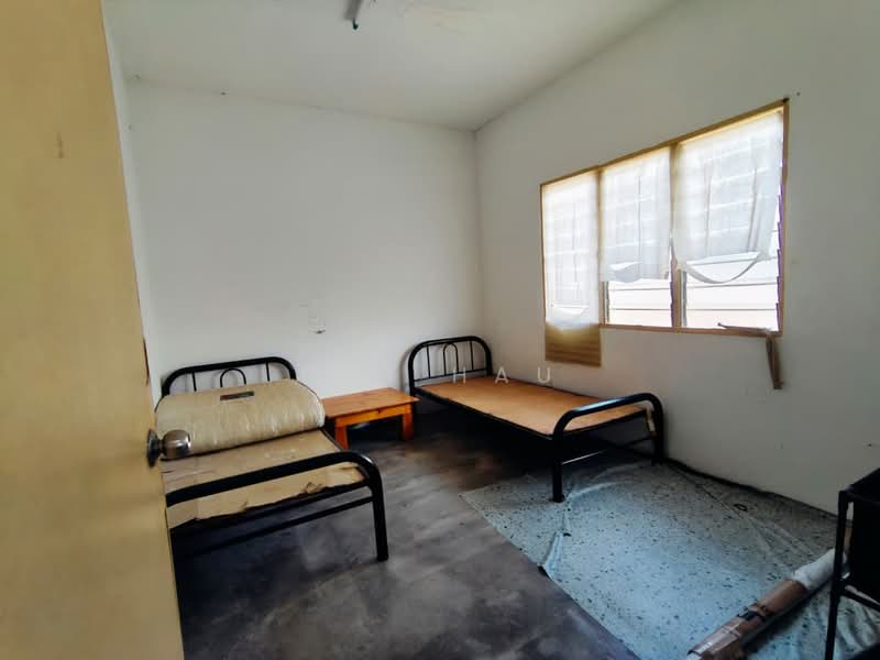 Rumah Flat untuk Dijual di Flat PKNS Section 7 - Chi Hau - Bedroom - PropertyGuru.com.my