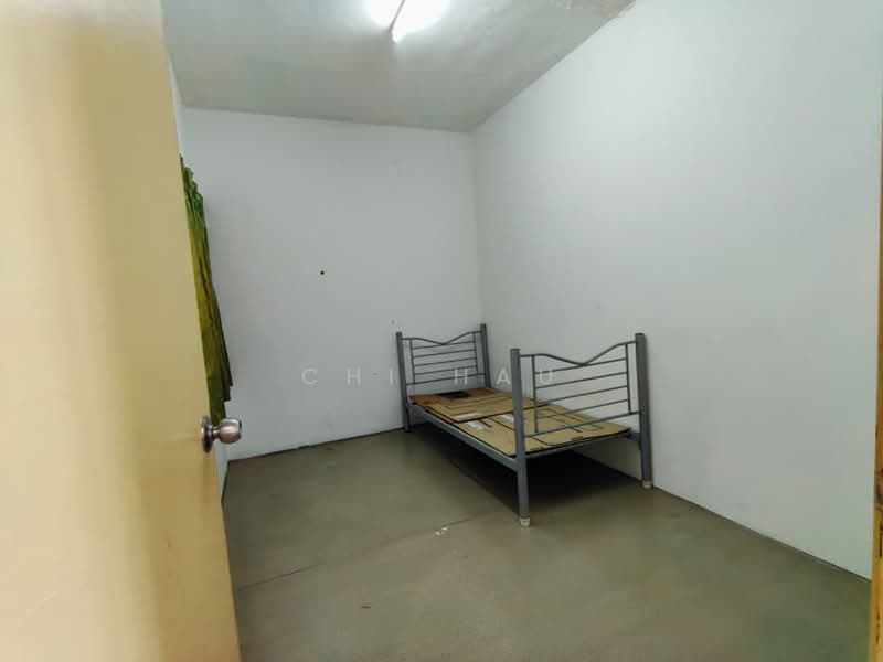 Rumah Flat untuk Dijual di Flat PKNS Section 7 - Chi Hau - Bedroom - PropertyGuru.com.my