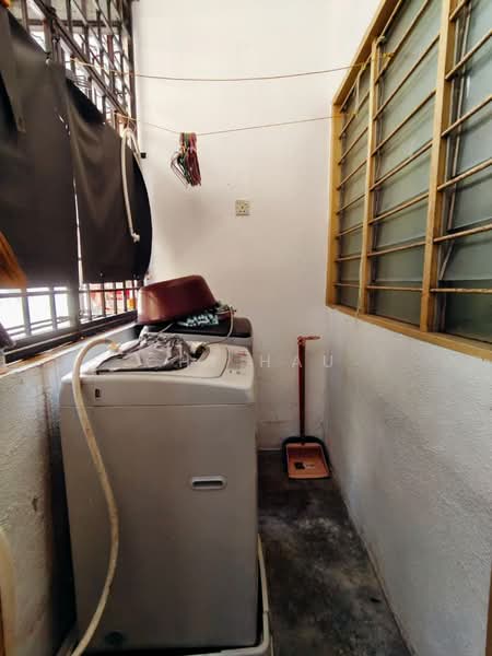 Rumah Flat untuk Dijual di Flat PKNS Section 7 - Chi Hau - Balcony - PropertyGuru.com.my