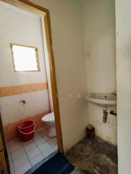 Rumah Flat untuk Dijual di Flat PKNS Section 7 - Chi Hau - Bathroom - PropertyGuru.com.my
