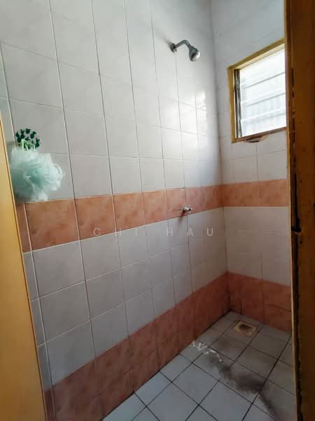 Rumah Flat untuk Dijual di Flat PKNS Section 7 - Chi Hau - Bathroom - PropertyGuru.com.my