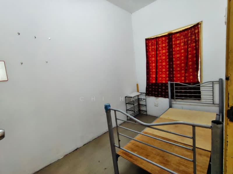 Rumah Flat untuk Dijual di Flat PKNS Section 7 - Chi Hau - Bedroom - PropertyGuru.com.my