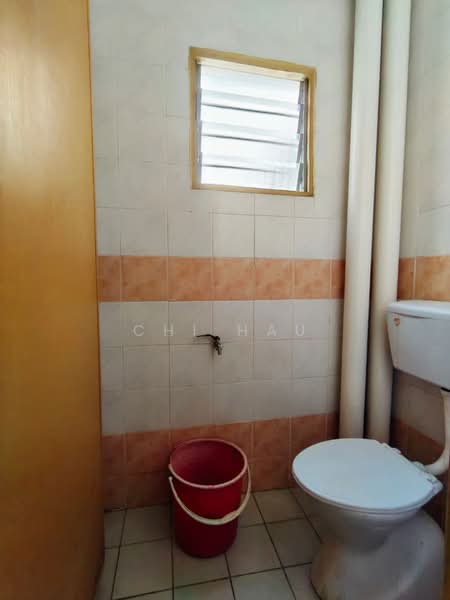 Rumah Flat untuk Dijual di Flat PKNS Section 7 - Chi Hau - Bathroom - PropertyGuru.com.my