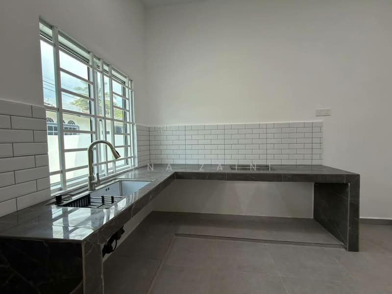 1-storey Terraced House for Sale in Taman Senawang Indah (Senawang) - Hana Zaini - Kitchen - PropertyGuru.com.my