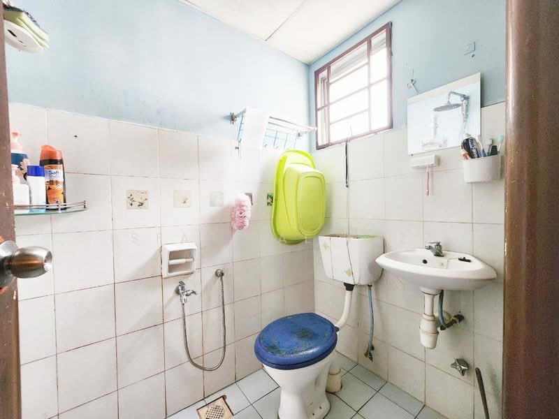 Apartment for Sale at Laguna Biru - Isfarizal fazz - Bathroom - PropertyGuru.com.my