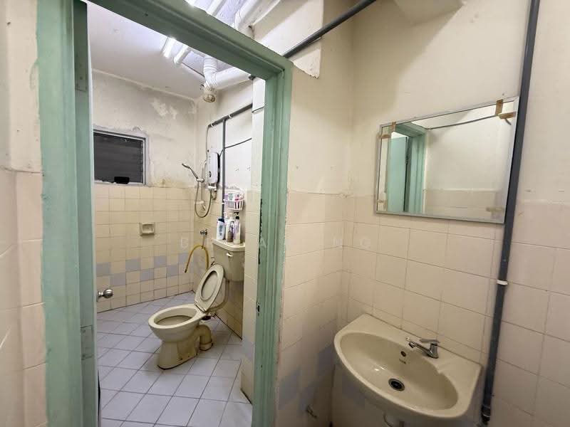 Kondominium untuk Dijual di Menara Alpha - Bryan Ng - Bathroom - PropertyGuru.com.my
