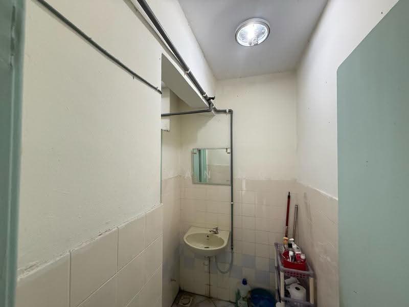 Kondominium untuk Dijual di Menara Alpha - Bryan Ng - Bathroom - PropertyGuru.com.my