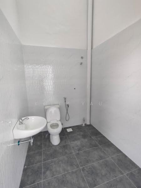 Factory for Sale in Menglembu (Perak) - Kelly Yau - Bathroom - PropertyGuru.com.my