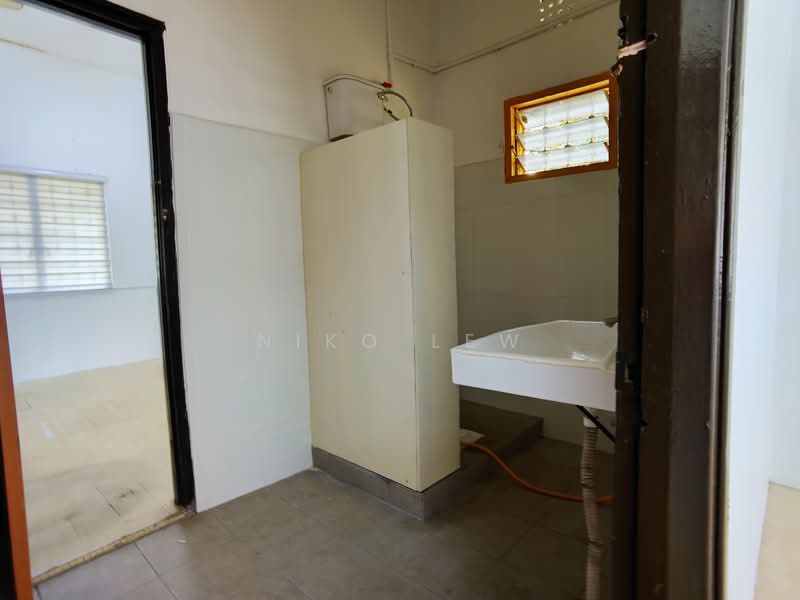 Bungalow for Rent in Taman Stulang Laut (Johor Bahru) - Niko Lew - Shared Toilet between 2 rooms - PropertyGuru.com.my