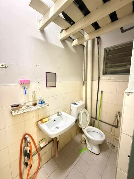 Flat for Sale at Taman Pulai Utama - Finn Aw - Bathroom - PropertyGuru.com.my