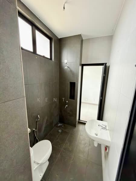 Rumah Teres 2 Tingkat untuk Dijual di Taman Mount Austin (Tebrau) - Kent Loi - Bathroom - PropertyGuru.com.my
