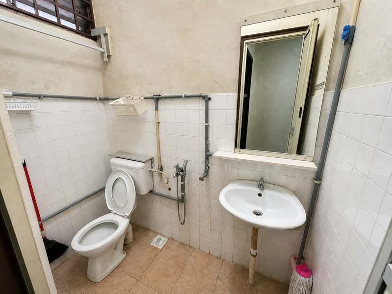 Rumah Teres 2 Tingkat untuk Dijual di Taman Johor Jaya (Johor Bahru) - Siow Yan Er - Bathroom - PropertyGuru.com.my