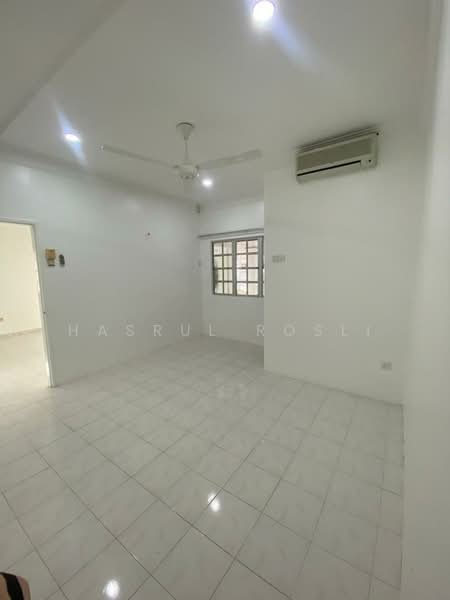 Rumah Berkembar untuk Dijual di Bandar Puteri Jaya (Sungai Petani) - Hasrul Rosli - Living Room - PropertyGuru.com.my