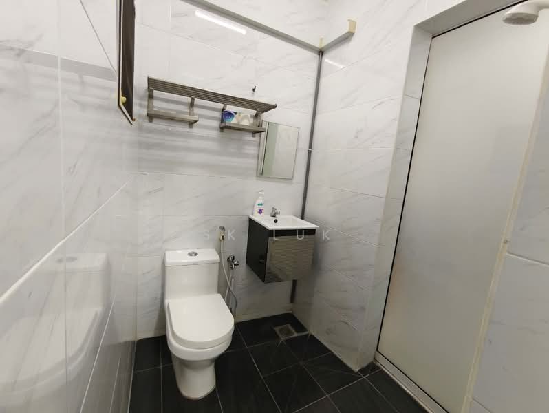 Rumah Teres untuk Dijual di Bandar Country Homes (Rawang) - SK Luk - Bathroom - PropertyGuru.com.my