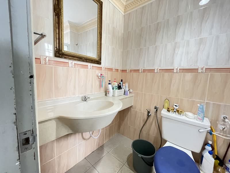 Rumah Teres 2 Tingkat untuk Disewa di Taman Selayang Mulia (Selayang) - MY Loh - Bathroom - PropertyGuru.com.my