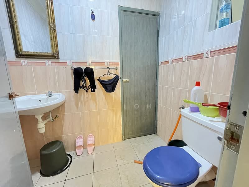 Rumah Teres 2 Tingkat untuk Disewa di Taman Selayang Mulia (Selayang) - MY Loh - Bathroom - PropertyGuru.com.my