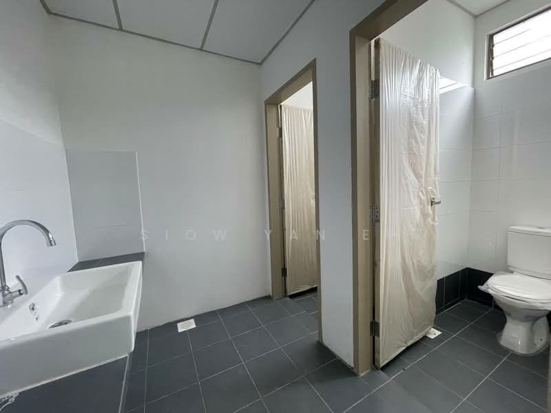 Shop for Rent in Larkin (Johor Bahru) - Siow Yan Er - Bathroom - PropertyGuru.com.my