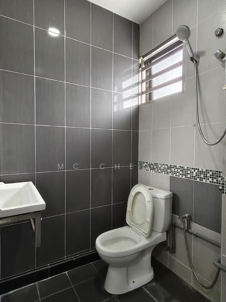 Room 4 toilet