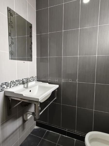 Room 4 toilet