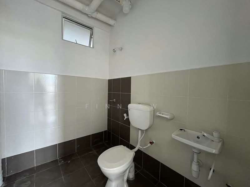 Flat for Sale at PANGSAPURI 1 SCIENTEX UTAMA - Finn Aw - Bathroom - PropertyGuru.com.my