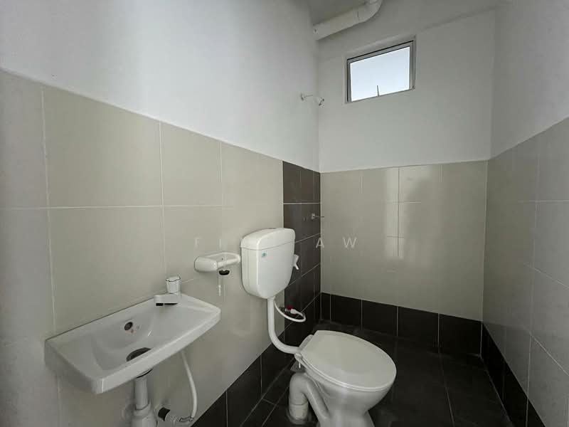 Flat for Sale at PANGSAPURI 1 SCIENTEX UTAMA - Finn Aw - Bathroom - PropertyGuru.com.my