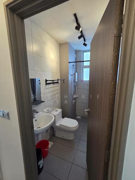 Servis Apartment untuk Disewa di SKS Habitat - Stephanie Yap - Bathroom - PropertyGuru.com.my