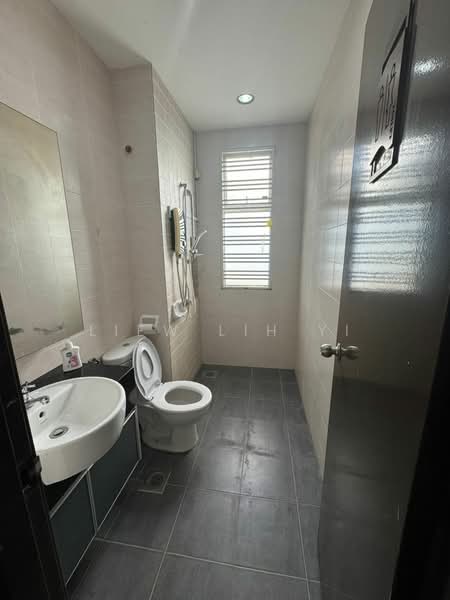 Rumah Berkembar untuk Disewa di Iskandar Puteri (Nusajaya) (Johor) - Liew Lih Yi - Bathroom - PropertyGuru.com.my