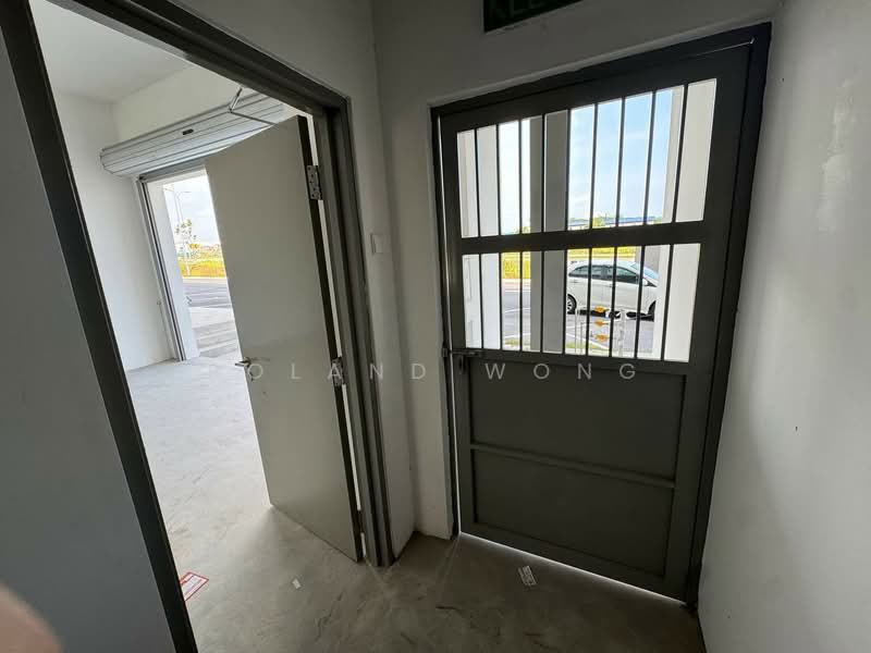 Pejabat untuk Dijual di Pekan Nanas (Johor) - Roland Wong - Entrance - PropertyGuru.com.my