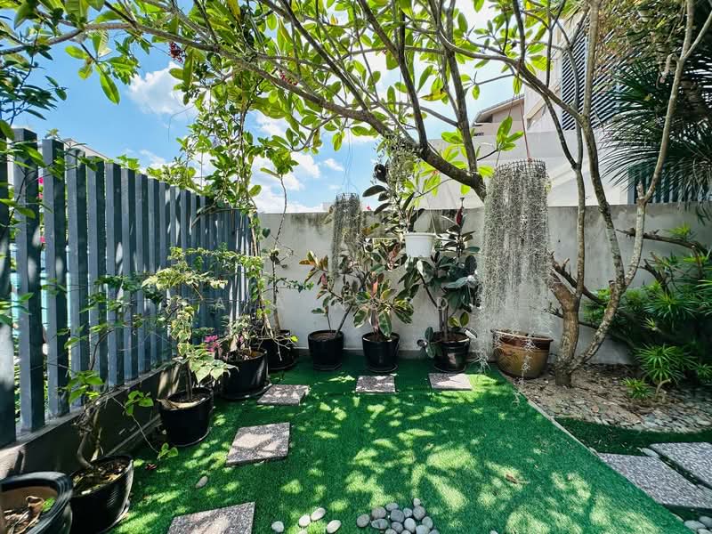 3-storey Terraced House for Sale in Laman Glenmarie (Shah Alam) - Sa'a Nordin - Garden - PropertyGuru.com.my