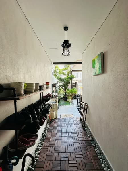 3-storey Terraced House for Sale in Laman Glenmarie (Shah Alam) - Sa'a Nordin - Entrance - PropertyGuru.com.my