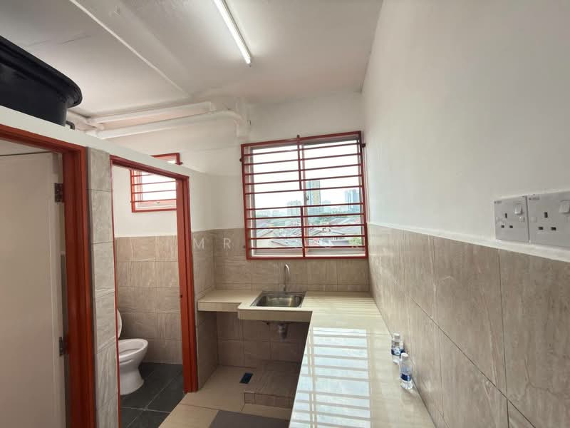 Pangsapuri untuk Dijual di Desa Mentari Apartment - Mr Zack - Bathroom - PropertyGuru.com.my