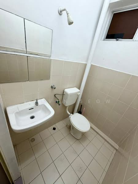 Pangsapuri untuk Disewa di Suria Vista Apartment - Kelvin Seow - Bathroom - PropertyGuru.com.my