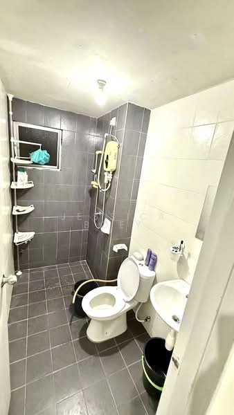 Kondominium untuk Dijual di Scott Towers @ Larkin JB - Jessica Boey - Bathroom - PropertyGuru.com.my