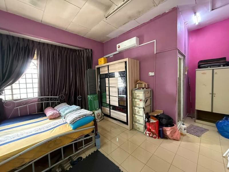 Rumah Teres 2 Tingkat untuk Dijual di Taman Desa Jaya (Johor Bahru) - Ck Leow - Bedroom - PropertyGuru.com.my