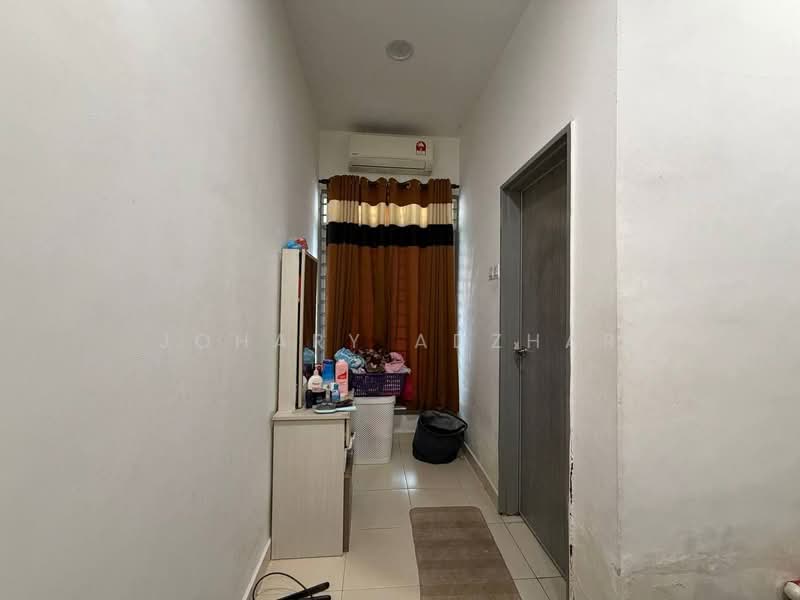Rumah Teres 1 Tingkat untuk Dijual di Shah Alam (Selangor) - Johary Adzhar - Corridor - PropertyGuru.com.my