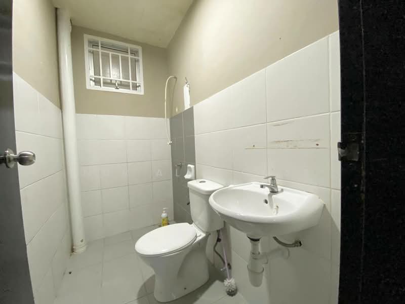 Pangsapuri untuk Dijual di Azaria - Nur Alia Omar - Bathroom - PropertyGuru.com.my