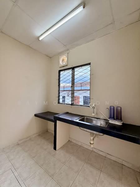 1-storey Terraced House for Sale in Taman Daya (Johor Bahru) - Raymond Fong - Kitchen - PropertyGuru.com.my